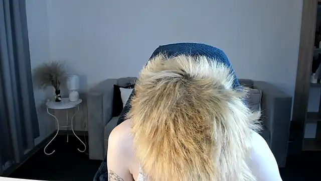 Snapshot of CarolineRichter chatting on September 21, 2:24 am CarolineRichter online show from September 21, 2:24 am