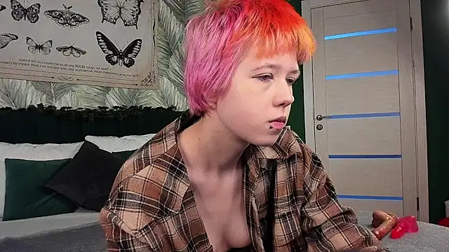 Snapshot of CarolineRichter chatting on December 5, 12:41 am CarolineRichter online show from December 5, 12:41 am