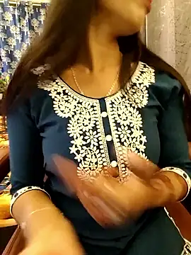 Snapshot of priya_26 chatting on May 3, 10:32 am priya 26 online show from May 3, 10:32 am