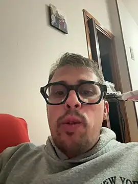 Snapshot of Cazzo1921 chatting on May 20, 9:32 pm Cazzo1921 online show from May 20, 9:32 pm