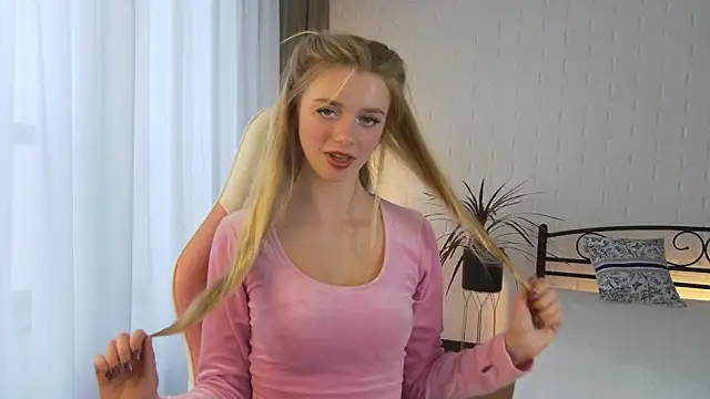 Snapshot of KelsiWest chatting on October 2, 1:40 pm KelsiWest online show from October 2, 1:40 pm