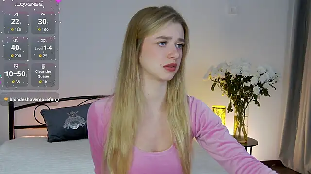 Snapshot of KelsiWest chatting on October 23, 1:32 pm KelsiWest online show from October 23, 1:32 pm