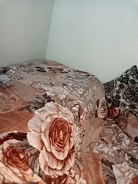 Snapshot of Queen-15 chatting on October 18, 1:19 am Queen-15 online show from October 18, 1:19 am