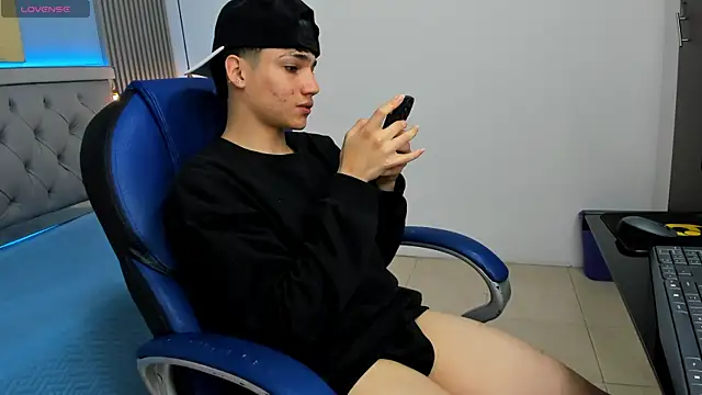 Snapshot of SamBlack_ chatting on April 8, 1:22 pm SamBlack online show from April 8, 1:22 pm