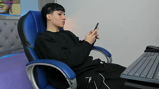 Snapshot of SamBlack_ chatting on April 25, 1:41 pm SamBlack online show from April 25, 1:41 pm