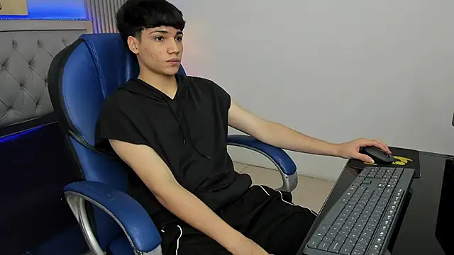 Snapshot of SamBlack_ chatting on May 13, 7:55 pm SamBlack online show from May 13, 7:55 pm