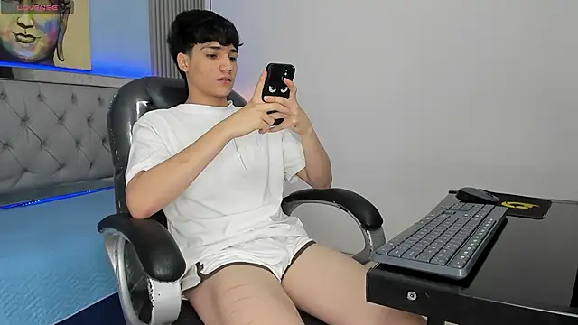 Snapshot of SamBlack_ chatting on May 28, 1:30 pm SamBlack online show from May 28, 1:30 pm