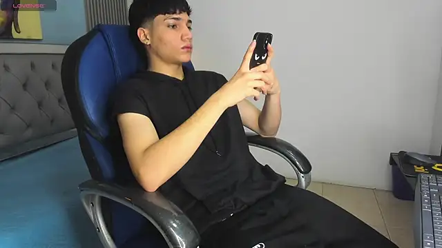 Snapshot of SamBlack_ chatting on June 15, 4:09 pm SamBlack online show from June 15, 4:09 pm