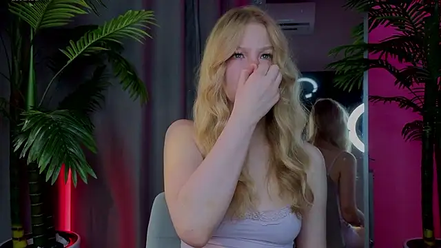 Snapshot of emilyshepar_d chatting on February 26, 6:01 am emilyshepar d online show from February 26, 6:01 am