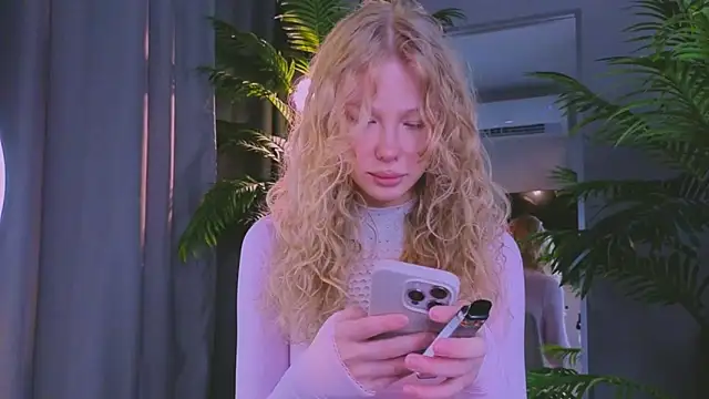 Snapshot of emilyshepar_d chatting on March 17, 3:11 am emilyshepar d online show from March 17, 3:11 am