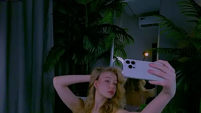 Snapshot of emilyshepar_d chatting on March 18, 3:20 am emilyshepar d online show from March 18, 3:20 am