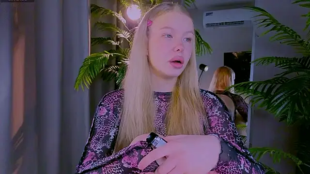 Snapshot of emilyshepar_d chatting on March 19, 3:21 am emilyshepar d online show from March 19, 3:21 am