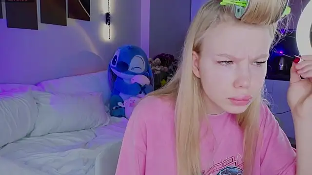 Snapshot of emilyshepar_d chatting on April 1, 2:12 am emilyshepar d online show from April 1, 2:12 am