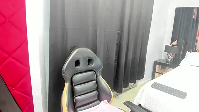 Snapshot of bianca_milf4u chatting on September 9, 10:48 am bianca milf4u online show from September 9, 10:48 am