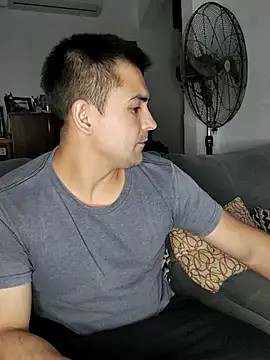 Snapshot of Bradd_32 chatting on April 10, 2:50 am Bradd 32 online show from April 10, 2:50 am