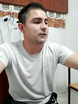 Snapshot of Bradd_32 chatting on April 14, 11:27 am Bradd 32 online show from April 14, 11:27 am