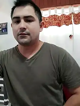 Snapshot of Bradd_32 chatting on April 22, 11:45 am Bradd 32 online show from April 22, 11:45 am