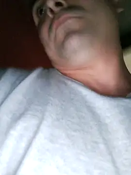 Snapshot of Bradd_32 chatting on May 8, 11:37 am Bradd 32 online show from May 8, 11:37 am
