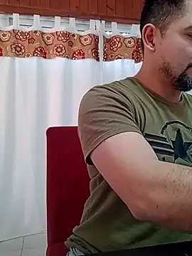 Snapshot of Bradd_32 chatting on June 11, 5:11 pm Bradd 32 online show from June 11, 5:11 pm