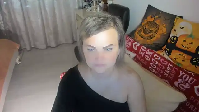 Snapshot of MildMature chatting on November 6, 6:53 pm MildMature online show from November 6, 6:53 pm