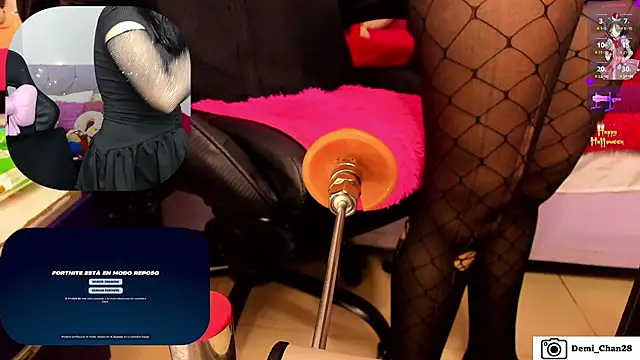 Snapshot of demi_chan chatting on October 28, 7:23 am demi chan online show from October 28, 7:23 am