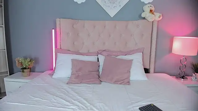 Snapshot of Joe_And_Emma chatting on September 9, 10:20 pm Joe And Emma online show from September 9, 10:20 pm