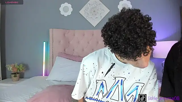 Snapshot of Joe_And_Emma chatting on October 6, 10:18 pm Joe And Emma online show from October 6, 10:18 pm