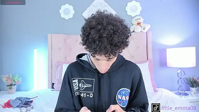 Snapshot of Joe_And_Emma chatting on October 13, 10:32 pm Joe And Emma online show from October 13, 10:32 pm