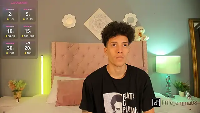 Snapshot of Joe_And_Emma chatting on October 27, 8:02 pm Joe And Emma online show from October 27, 8:02 pm