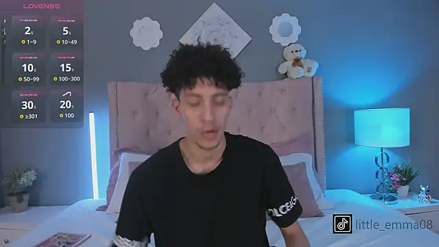 Snapshot of Joe_And_Emma chatting on November 4, 9:03 pm Joe And Emma online show from November 4, 9:03 pm