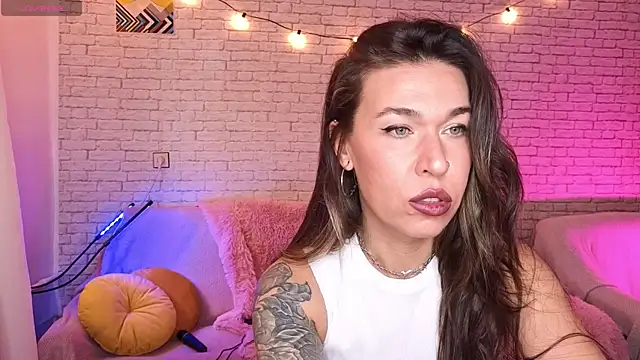 Snapshot of ReginaFoXXXy chatting on October 20, 9:10 am ReginaFoXXXy online show from October 20, 9:10 am