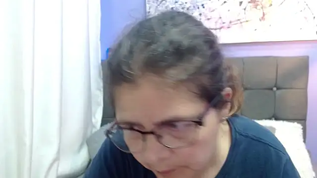 Snapshot of Linda_banks_ chatting on April 8, 11:43 am Linda banks online show from April 8, 11:43 am