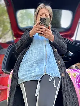 Snapshot of Milena-MilfaXXX chatting on April 21, 1:53 am Milena-MilfaXXX online show from April 21, 1:53 am