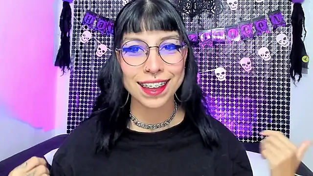 Snapshot of Rose_72 chatting on October 18, 7:47 pm Rose 72 online show from October 18, 7:47 pm