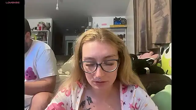 Snapshot of harleyblair chatting on November 3, 11:37 pm harleyblair online show from November 3, 11:37 pm