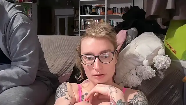 Snapshot of harleyblair chatting on May 6, 10:04 pm harleyblair online show from May 6, 10:04 pm