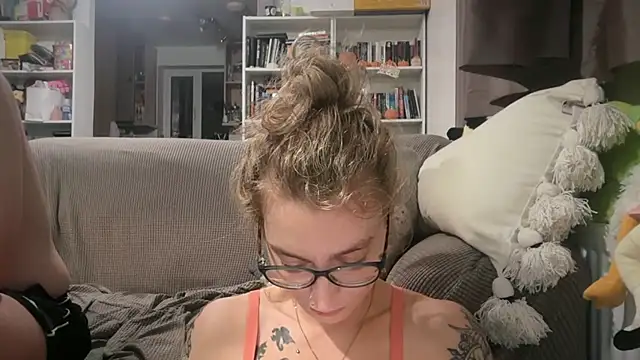 Snapshot of harleyblair chatting on June 24, 10:20 pm harleyblair online show from June 24, 10:20 pm