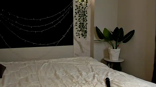 Snapshot of MalvinaDream chatting on April 15, 1:23 am MalvinaDream online show from April 15, 1:23 am