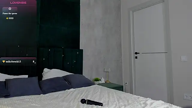Snapshot of MalvinaDream chatting on April 18, 7:58 pm MalvinaDream online show from April 18, 7:58 pm