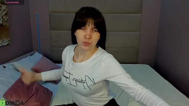 Snapshot of MalvinaDream chatting on April 22, 1:19 am MalvinaDream online show from April 22, 1:19 am