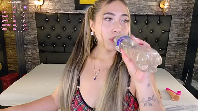  ManuVeelez online show from October 21, 4:35 am