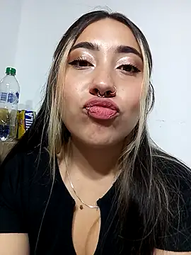  ManuVeelez online show from December 19, 10:28 pm