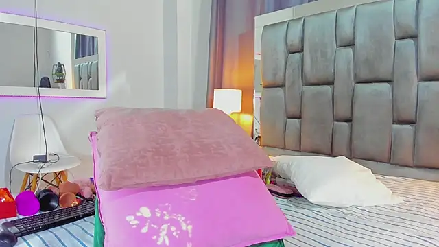 Snapshot of Violet_horny05 chatting on October 7, 7:33 pm Violet horny05 online show from October 7, 7:33 pm