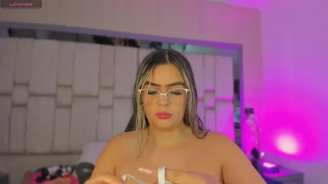 Samarafernandez online show from September 27, 3:11 am