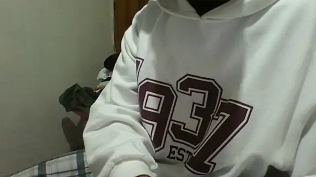 Snapshot of Leus1 chatting on January 7, 4:37 am Leus1 online show from January 7, 4:37 am