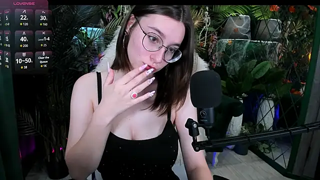 Snapshot of AnnyNextDoor chatting on October 22, 8:25 am AnnyNextDoor online show from October 22, 8:25 am