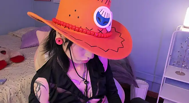 Hannahpage online show from January 15, 12:21 pm