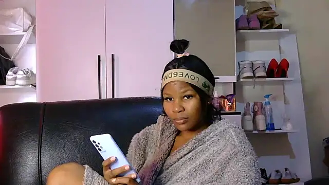 Seductive Yellow Titties online show from September 20, 10:38 am