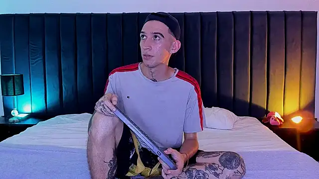 dominik thompson777 online show from September 11, 9:04 pm