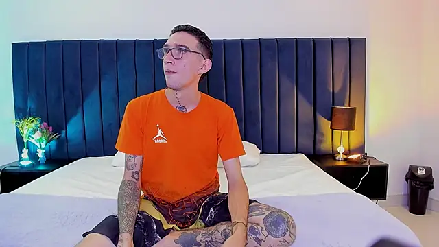 dominik thompson777 online show from September 20, 3:40 am